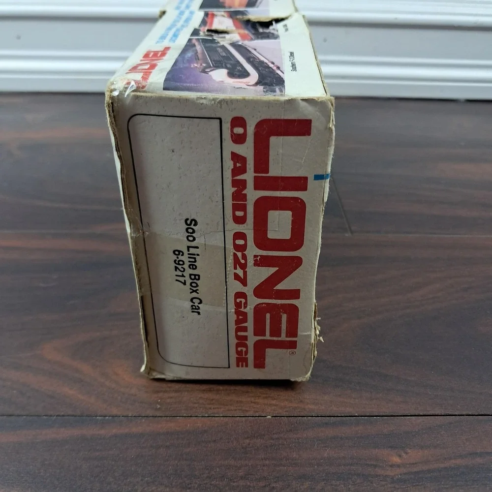 LIONEL 6-9217 SOO LINE OPERATING BOXCAR, 1982-1984 New, But DAMAGED BOX